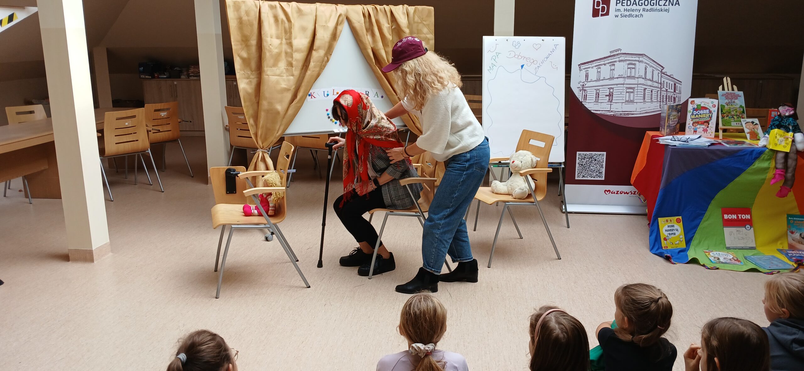 Kulturalne scenki w bibliotece