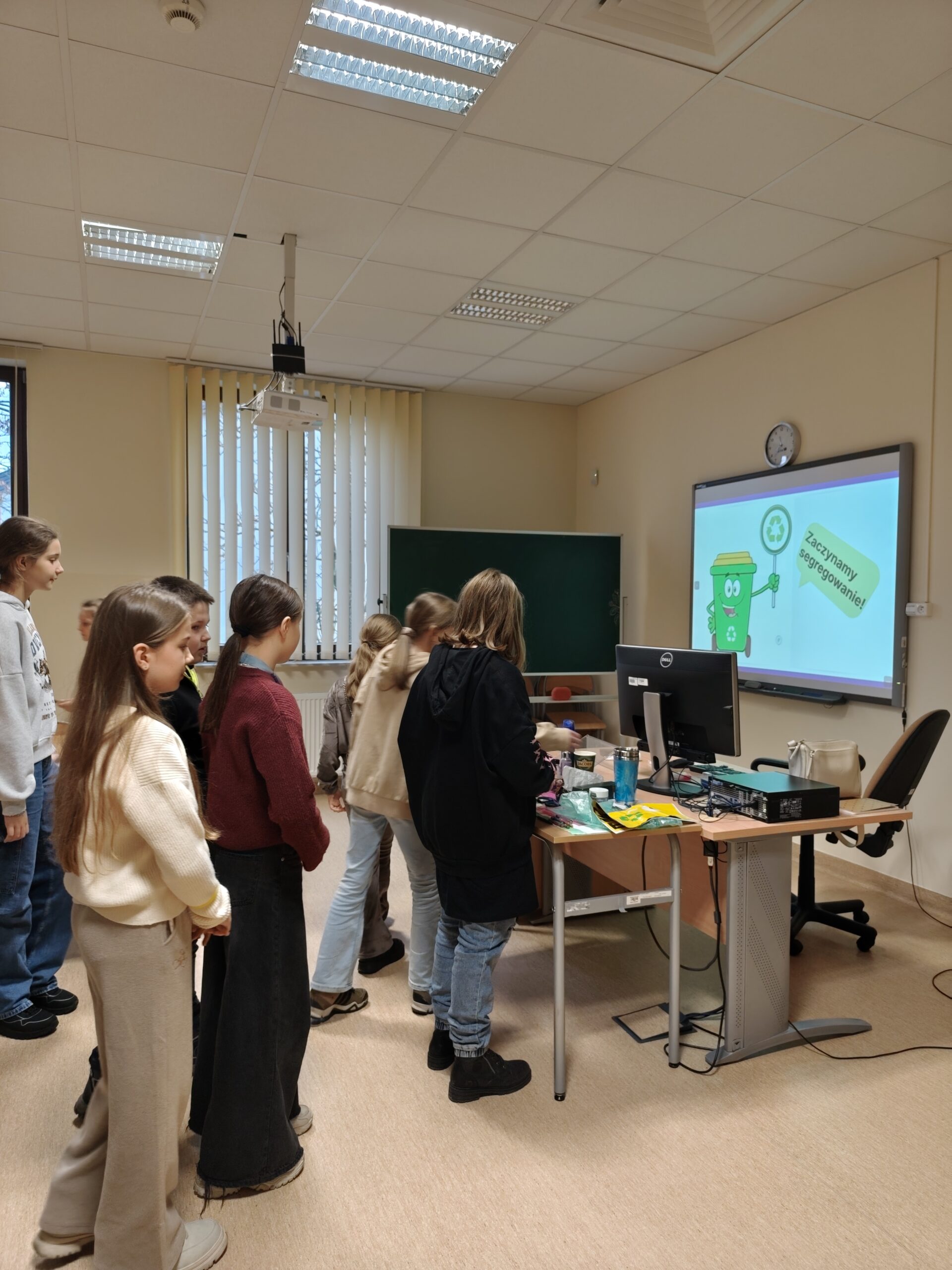 My przyrodę szanujemy, śmieci więc segregujemy!