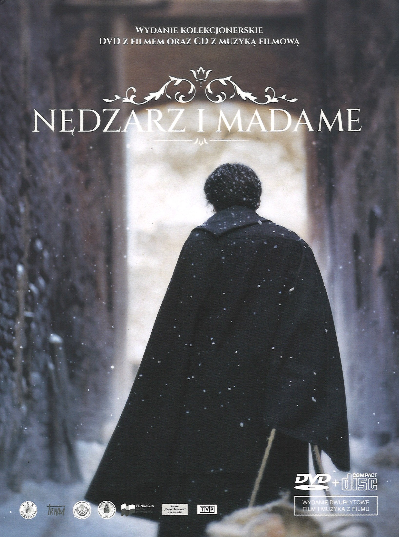 Opakowanie filmu „Nędzarz i Madame”: postać w czarnym płaszczu widziana od tyłu, idąca zimową ulicą wśród padającego śniegu.