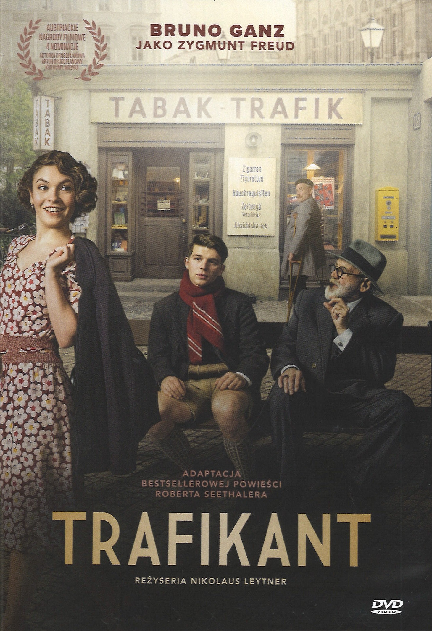 Opakowanie filmu „Trafikant”: troje bohaterów siedzących przed wiedeńskim kioskiem tytoniowym.